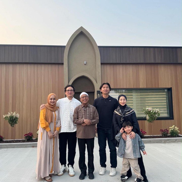 <p>Para figur publik Tanah Air kerap mencuri perhatian lewat aktivitasnya di luar dunia hiburan. Begitu juga dengan pasangan Nikita Willy dan Indra Priawan yang menghadiri acara peresmian sebuah masjid di Kanada. (Foto: Instagram @tengku_firmansyah)</p>