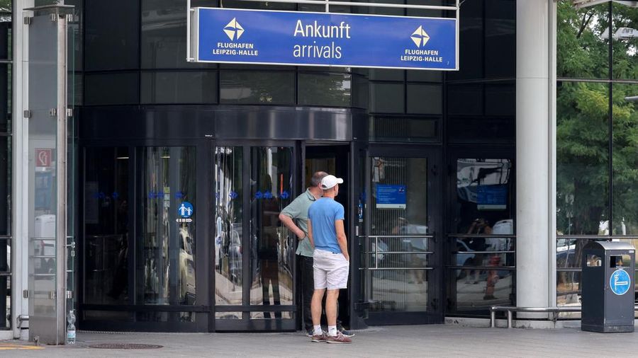 Orang-orang berdiri di luar area kehadiran Bandara Leipzig/Halle di Schkeuditz, Jerman, pada 5 Agustus 2026, setelah polisi menyatakan bahwa mahir bahan peledak telah memeriksa sebuah drone nan ditemukan di dekat landasan pacu, serta setelah sebuah pesawat kargo DHL menabrak objek tak dikenal saat sedang menanjak meninggalkan airport pada malam sebelumnya, nan memicu pendaratan tak teragendakan di Hanover, menurut sumber nan mengetahui kejadian tersebut.