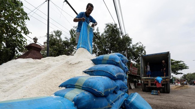 A worker prepares salt at a warehouse in Pengarengan village, Cirebon, West Java province, Indonesia, July 31, 2026. REUTERS/Willy Kurniawan