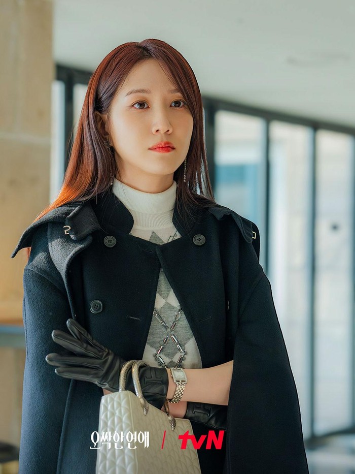 Anggun layaknya aura konglomerat kebanyakan, dalam potret ini Park Eun Bin tampil dengan layering style menggunakan coat dan turtleneck outfit sebagai inner. Tak ketinggalan hand bag mewah di tangannya sebagai pelengkap gaya./ Foto: tvN