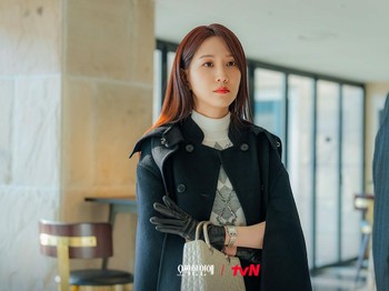 Anggun layaknya aura konglomerat kebanyakan, dalam potret ini Park Eun Bin tampil dengan layering style menggunakan coat dan turtleneck outfit sebagai inner. Tak ketinggalan hand bag mewah di tangannya sebagai pelengkap gaya./ Foto: tvN
