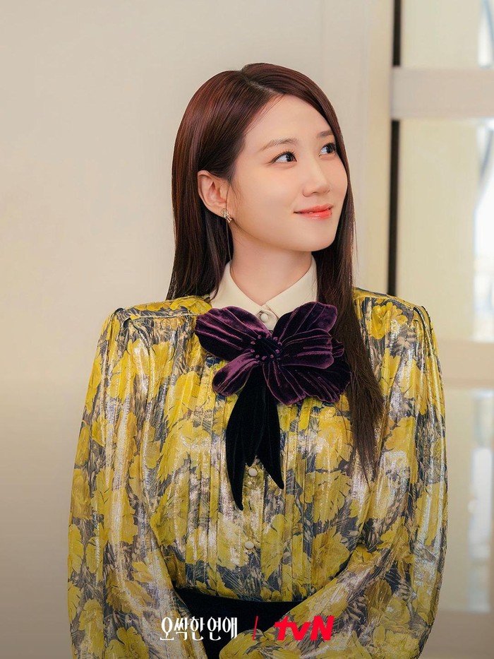 Gaya Park Eun Bin yang satu ini bisa kamu contek untuk menghadiri acara formal, Beauties. Ia mengenakan floral dress berwarna kuning dengan hiasan pita dan ikat pinggang yang stylish./ Foto: tvN