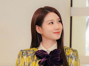 Gaya Park Eun Bin yang satu ini bisa kamu contek untuk menghadiri acara formal, Beauties. Ia mengenakan floral dress berwarna kuning dengan hiasan pita dan ikat pinggang yang stylish./ Foto: tvN