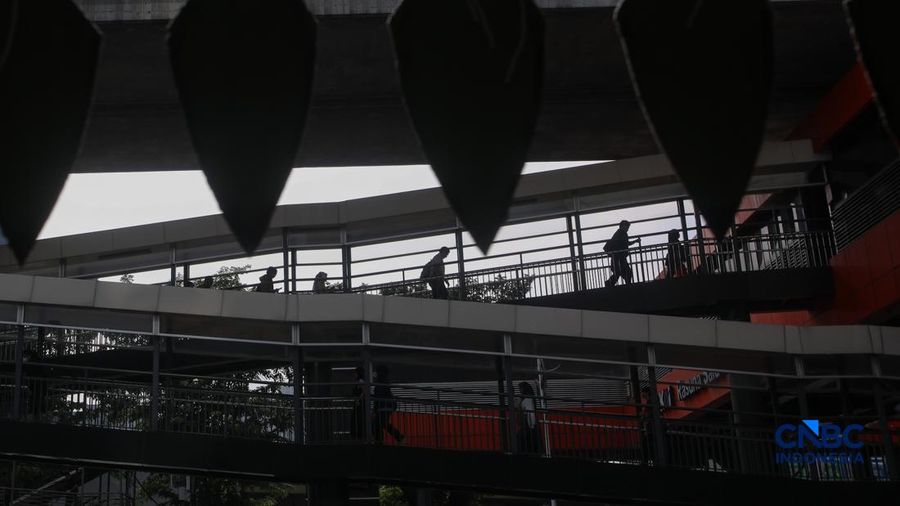 Pejalan kaki melintasi Jembatan Penyeberangan Orang (JPO) di area Rasuna Said, Kuningan, Jakarta, Kamis (6/8/2026).