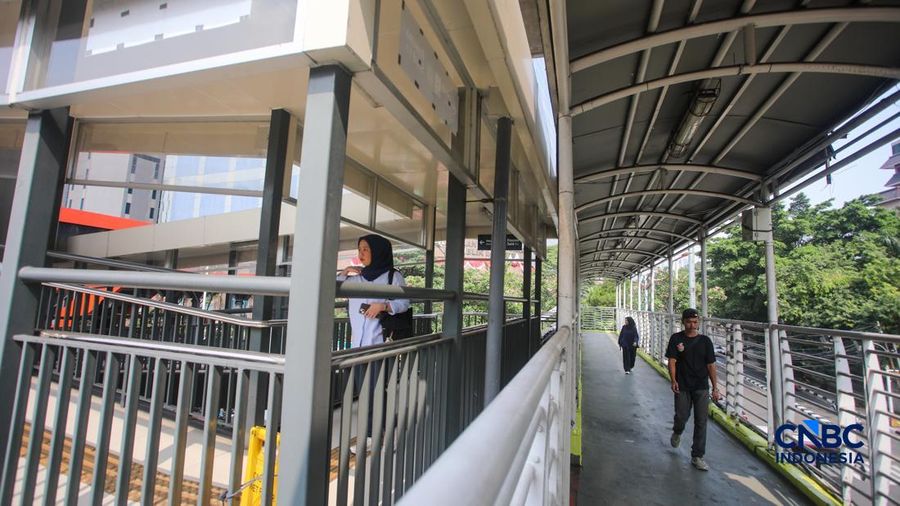 Pejalan kaki melintasi Jembatan Penyeberangan Orang (JPO) di area Rasuna Said, Kuningan, Jakarta, Kamis (6/8/2026).