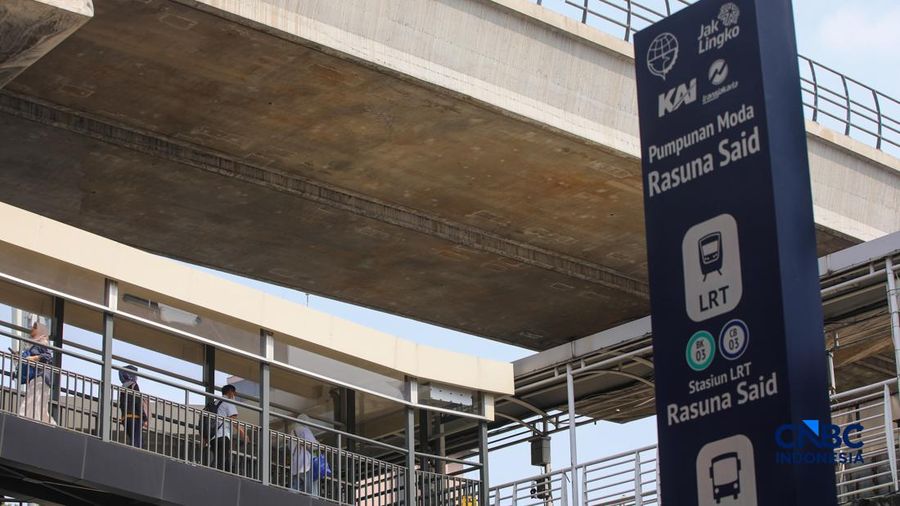Pejalan kaki melintasi Jembatan Penyeberangan Orang (JPO) di area Rasuna Said, Kuningan, Jakarta, Kamis (6/8/2026).