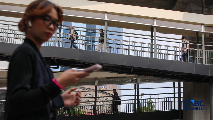Pejalan kaki melintasi Jembatan Penyeberangan Orang (JPO) di area Rasuna Said, Kuningan, Jakarta, Kamis (6/8/2026).