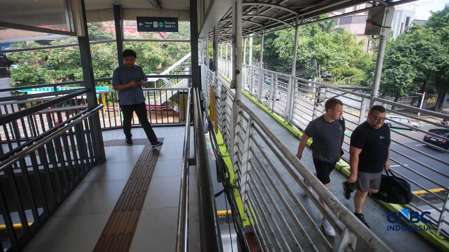 Pejalan kaki melintasi Jembatan Penyeberangan Orang (JPO) di area Rasuna Said, Kuningan, Jakarta, Kamis (6/8/2026). (CNBC Indonesia/Faisal Rahman)