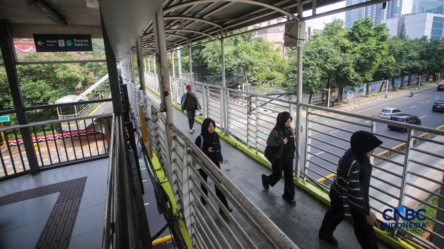 Pejalan kaki melintasi Jembatan Penyeberangan Orang (JPO) di area Rasuna Said, Kuningan, Jakarta, Kamis (6/8/2026).