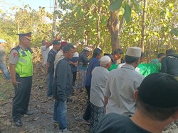 Prosesi Pemakaman Pendaki Gunung Piramid di Lamongan Dikawal Polisi
