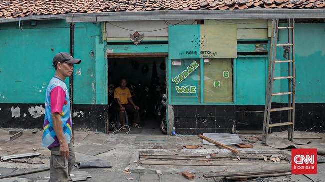 Sejumlah warga beraktivitas di bangunan yang akan ditertibkan di Jalan Abdul Jalil, Karet Tengsin, Tanah Abang, Jakarta, Kamis (6/8). (CNN Indonesia/Febria Adha L)