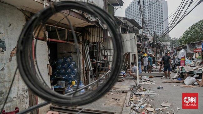 Sejumlah warga beraktivitas di bangunan yang akan ditertibkan di Jalan Abdul Jalil, Karet Tengsin, Tanah Abang, Jakarta, Kamis (6/8). (CNN Indonesia/Febria Adha L)