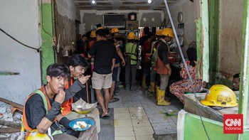 Sejumlah warga beraktivitas di bangunan yang akan ditertibkan di Jalan Abdul Jalil, Karet Tengsin, Tanah Abang, Jakarta, Kamis (6/8). (CNN Indonesia/Febria Adha L)