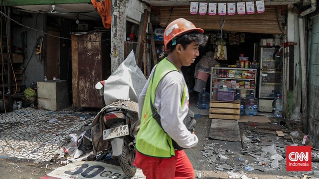 Sejumlah warga beraktivitas di bangunan yang akan ditertibkan di Jalan Abdul Jalil, Karet Tengsin, Tanah Abang, Jakarta, Kamis (6/8). (CNN Indonesia/Febria Adha L)