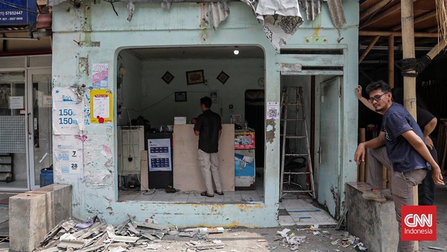 Sejumlah warga beraktivitas di bangunan yang akan ditertibkan di Jalan Abdul Jalil, Karet Tengsin, Tanah Abang, Jakarta, Kamis (6/8). (CNN Indonesia/Febria Adha L)