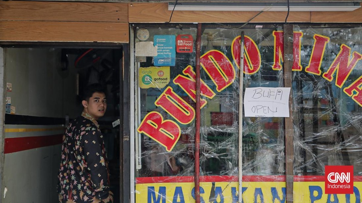 Sejumlah warga beraktivitas di bangunan yang akan ditertibkan di Jalan Abdul Jalil, Karet Tengsin, Tanah Abang, Jakarta, Kamis (6/8). (CNN Indonesia/Febria Adha L)