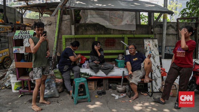 Sejumlah warga beraktivitas di bangunan yang akan ditertibkan di Jalan Abdul Jalil, Karet Tengsin, Tanah Abang, Jakarta, Kamis (6/8). (CNN Indonesia/Febria Adha L)