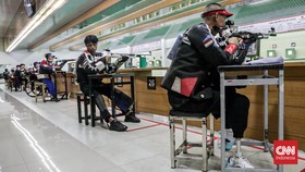 Sejumlah peserta membidik sasaran dalam Turnamen Menembak Dalam Negeri Penyandang Disabilitas di Lapangan Tembak Senayan, Jakarta, Kamis (6/8). (CNN Indonesia/Febria Adha L)