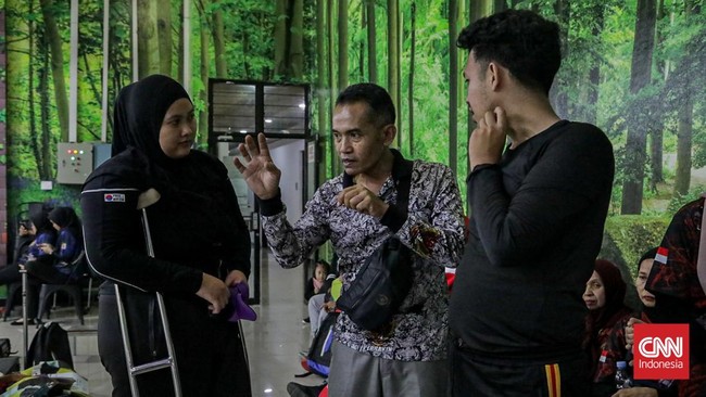 Sejumlah peserta membidik sasaran dalam Turnamen Menembak Dalam Negeri Penyandang Disabilitas di Lapangan Tembak Senayan, Jakarta, Kamis (6/8). (CNN Indonesia/Febria Adha L)