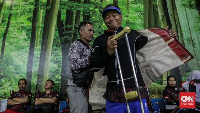 Sejumlah peserta membidik sasaran dalam Turnamen Menembak Dalam Negeri Penyandang Disabilitas di Lapangan Tembak Senayan, Jakarta, Kamis (6/8). (CNN Indonesia/Febria Adha L)