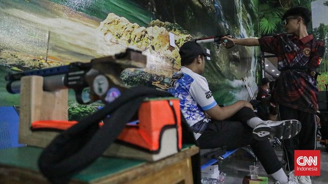 Sejumlah peserta membidik sasaran dalam Turnamen Menembak Dalam Negeri Penyandang Disabilitas di Lapangan Tembak Senayan, Jakarta, Kamis (6/8). (CNN Indonesia/Febria Adha L)