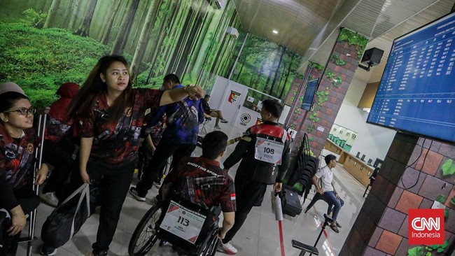 Sejumlah peserta membidik sasaran dalam Turnamen Menembak Dalam Negeri Penyandang Disabilitas di Lapangan Tembak Senayan, Jakarta, Kamis (6/8). (CNN Indonesia/Febria Adha L)