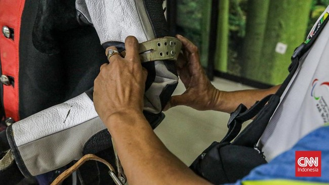 Sejumlah peserta membidik sasaran dalam Turnamen Menembak Dalam Negeri Penyandang Disabilitas di Lapangan Tembak Senayan, Jakarta, Kamis (6/8). (CNN Indonesia/Febria Adha L)