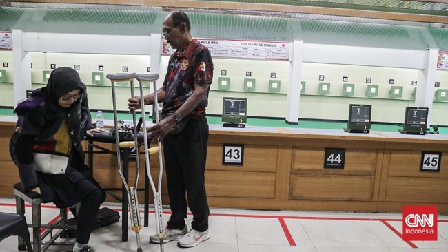 Sejumlah peserta membidik sasaran dalam Turnamen Menembak Dalam Negeri Penyandang Disabilitas di Lapangan Tembak Senayan, Jakarta, Kamis (6/8). (CNN Indonesia/Febria Adha L)