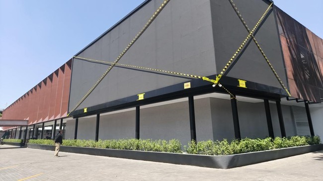 Penyegelan videotron SixNine Padel buntut penebangan 10 pohon secara ilegal di Bandung