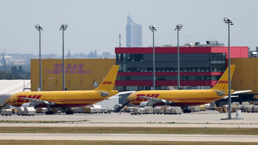 Pesawat-pesawat kargo DHL terparkir di Bandara Leipzig/Halle, Schkeuditz, Jerman, Rabu (5/8/2026), setelah polisi mengerahkan mahir bahan peledak untuk memeriksa sebuah pesawat nirawak (drone) nan ditemukan di dekat landasan pacu. Pemeriksaan dilakuk