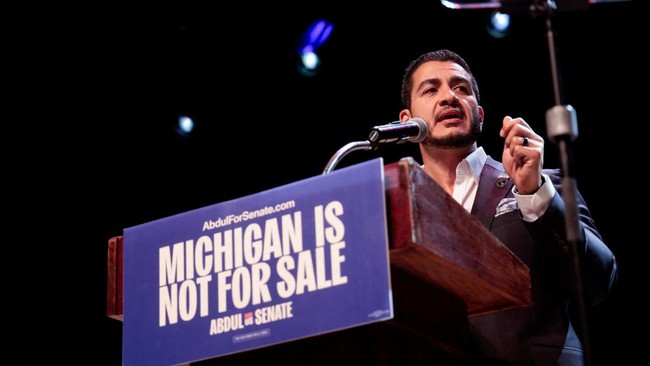 U.S. Senate Democratic candidate Abdul El-Sayed speaks on stage, with vote counting continuing for Michigan's Democratic U.S. Senate primary, during an election night rally in Detroit, Michigan, U.S., August 5, 2026. REUTERS/Rebecca Cook
