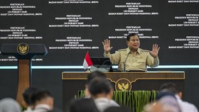 Presiden Prabowo Subianto memberikan arahan dalam acara pertemuan dengan periset dan peneliti Badan Riset dan Inovasi Nasional (BRIN) di halaman Istana Negara.
