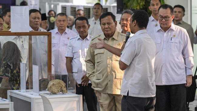 Presiden Prabowo Subianto (tengah) mendengarkan presentasi dari Badan Riset dan Inovasi Nasional (BRIN) saat menyaksikan hasil riset dan inovasi di halaman Istana Negara