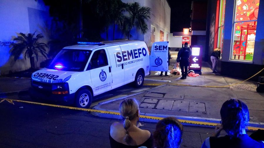 Sejumlah penduduk berdiri di kembali garis polisi saat petugas forensik dan abdi negara kepolisian bekerja di tempat kejadian perkara—lokasi di mana Cesar Gastelum, seorang *influencer* media sosial asal Meksiko nan dikenal lewat video-video komedinya dan mempunyai nyaris 600.000 pengikut di TikTok, ditembak hingga tewas saat sedang melakukan siaran langsung berbareng teman-temannya di luar sebuah restoran sigap saji di Culiacan, negara bagian Sinaloa, Meksiko, pada 4 Agustus 2026.