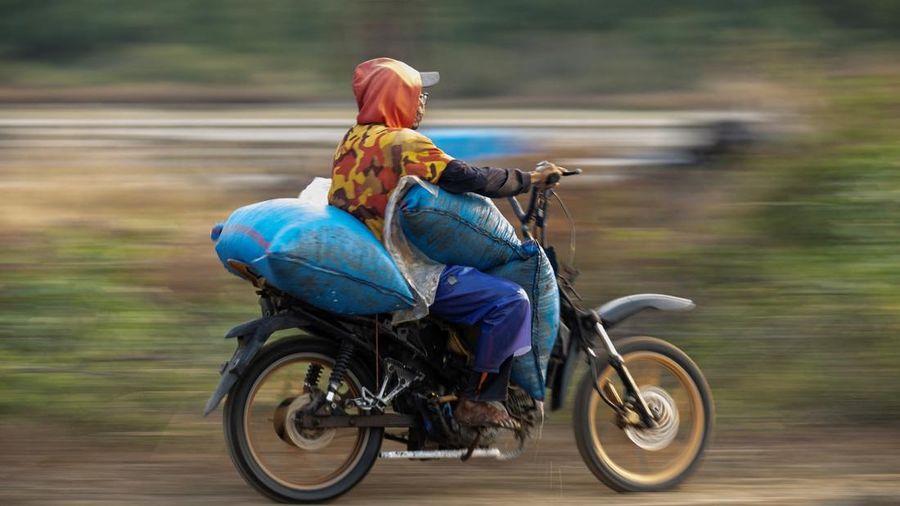 Seorang pekerja menggunakan sepeda motor untuk mengangkut karung-karung garam nan baru dipanen di Desa Pengarengan, Cirebon, Provinsi Jawa Barat, Indonesia, pada 30 Juli 2026.
