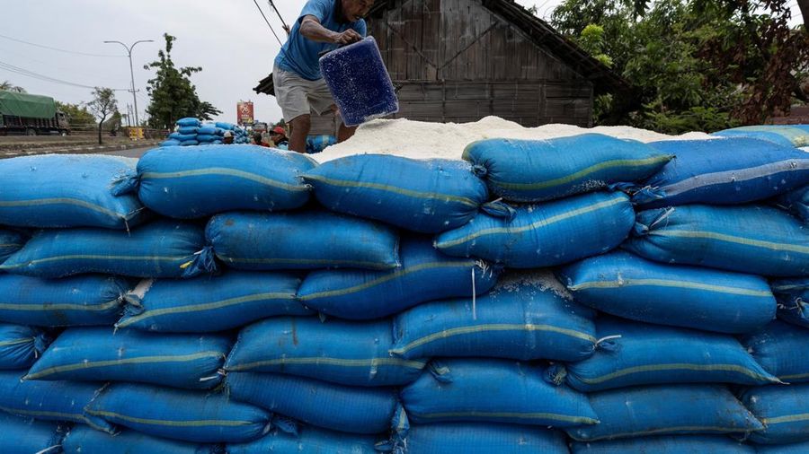 Seorang pekerja menyiapkan garam di sebuah penyimpanan di Desa Pengarengan, Cirebon, Provinsi Jawa Barat, Indonesia, pada 31 Juli 2026.