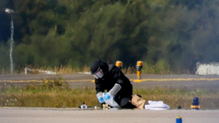 Seorang petugas polisi nan mengenakan busana pelindung sedang bekerja di Bandara Leipzig/Halle di Schkeuditz, Jerman, pada 5 Agustus 2026. Hal ini terjadi setelah polisi menyatakan bahwa tim mahir bahan peledak memeriksa sebuah pesawat nirawak (drone) di dekat landasan pacu, serta menyusul kejadian di mana sebuah pesawat kargo DHL menabrak objek tak dikenal saat sedang menanjak meninggalkan airport pada malam sebelumnya, nan memicu pendaratan tak teragendakan di Hanover, menurut sumber nan mengetahui peristiwa tersebut.