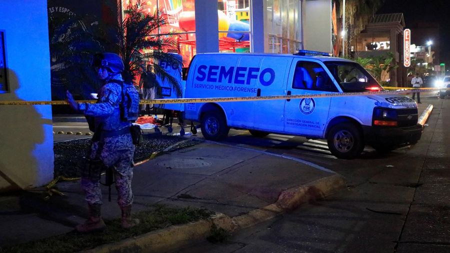 Seorang tentara berjaga saat teknisi forensik dan petugas kepolisian bekerja di tempat kejadian perkara, letak di mana Cesar Gastelum—seorang influencer media sosial asal Meksiko nan dikenal lantaran video-video komedinya dan mempunyai nyaris 600.000 pengikut di TikTok—ditembak hingga tewas saat sedang melakukan siaran langsung berbareng teman-temannya di luar sebuah restoran sigap saji di Culiacan, negara bagian Sinaloa, Meksiko, pada 4 Agustus 2026.