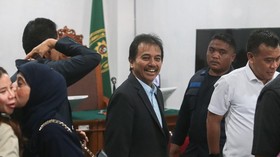 Tersangka kasus dugaan fitnah dan pencemaran nama baik terkait keaslian ijazah Presiden ke-7 RI Joko Widodo, Roy Suryo (tengah), berjalan usai mengikuti sidang putusan praperadilan ketiga di Pengadilan Negeri Jakarta Selatan, Jakarta, Kamis (6/8/2026