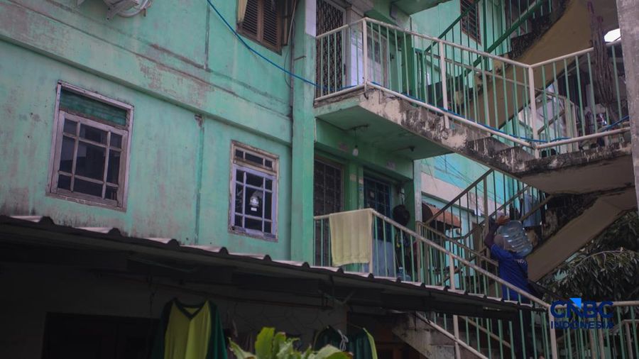 Suasana aktivitas penduduk di area Rumah Susun (Rusun) Klender, Jakarta, Kamis (6/8/2026). Pemerintah Provinsi DKI Jakarta berencana bakal merevitalisasi Rusun Klender sebagai bagian dari upaya menyediakan kediaman nan lebih layak. (CNBC Indonesia/Fais