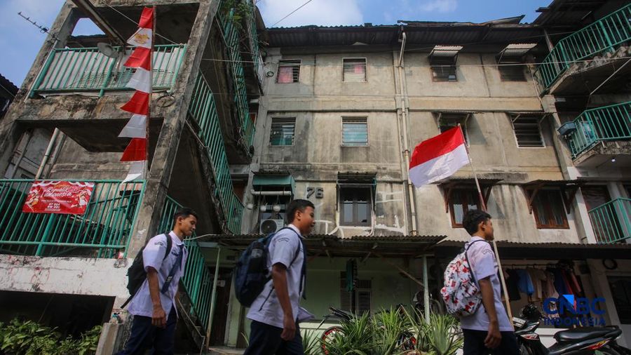 Suasana aktivitas penduduk di area Rumah Susun (Rusun) Klender, Jakarta, Kamis (6/8/2026). Pemerintah Provinsi DKI Jakarta berencana bakal merevitalisasi Rusun Klender sebagai bagian dari upaya menyediakan kediaman nan lebih layak. (CNBC Indonesia/Fais