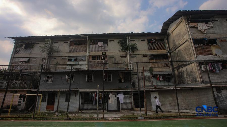 Suasana aktivitas penduduk di area Rumah Susun (Rusun) Klender, Jakarta, Kamis (6/8/2026). Pemerintah Provinsi DKI Jakarta berencana bakal merevitalisasi Rusun Klender sebagai bagian dari upaya menyediakan kediaman nan lebih layak. (CNBC Indonesia/Fais
