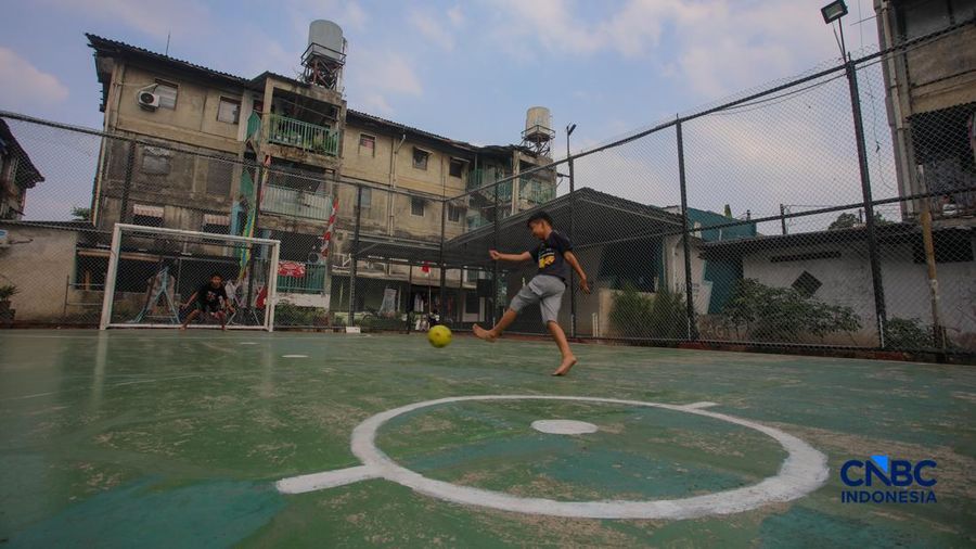 Suasana aktivitas penduduk di area Rumah Susun (Rusun) Klender, Jakarta, Kamis (6/8/2026). Pemerintah Provinsi DKI Jakarta berencana bakal merevitalisasi Rusun Klender sebagai bagian dari upaya menyediakan kediaman nan lebih layak. (CNBC Indonesia/Fais