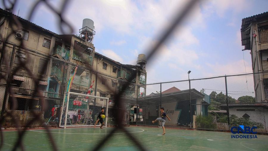 Suasana aktivitas penduduk di area Rumah Susun (Rusun) Klender, Jakarta, Kamis (6/8/2026). Pemerintah Provinsi DKI Jakarta berencana bakal merevitalisasi Rusun Klender sebagai bagian dari upaya menyediakan kediaman nan lebih layak. (CNBC Indonesia/Fais