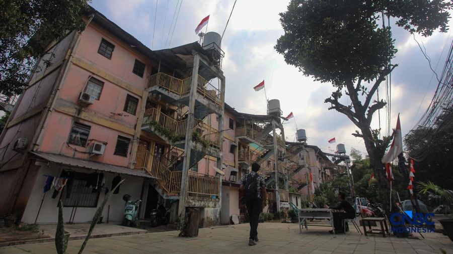Suasana aktivitas penduduk di area Rumah Susun (Rusun) Klender, Jakarta, Kamis (6/8/2026). Pemerintah Provinsi DKI Jakarta berencana bakal merevitalisasi Rusun Klender sebagai bagian dari upaya menyediakan kediaman nan lebih layak. (CNBC Indonesia/Fais