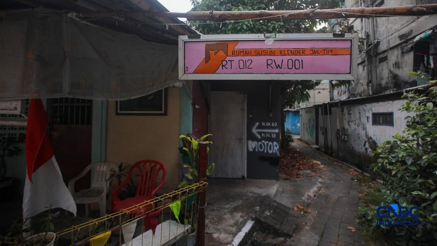 Suasana aktivitas penduduk di area Rumah Susun (Rusun) Klender, Jakarta, Kamis (6/8/2026). Pemerintah Provinsi DKI Jakarta berencana bakal merevitalisasi Rusun Klender sebagai bagian dari upaya menyediakan kediaman nan lebih layak. (CNBC Indonesia/Fais