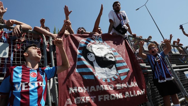 Suporter Trabzonspor Sambut Kedatangan Salah di Bandara Turki
