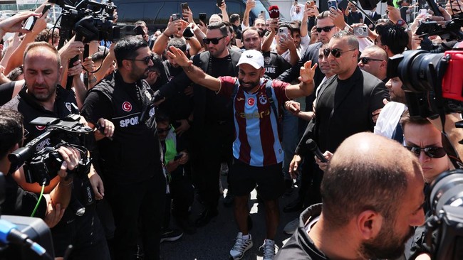 Suporter Trabzonspor Sambut Kedatangan Salah di Bandara Turki