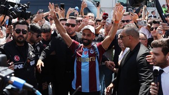 Suporter Trabzonspor Sambut Kedatangan Salah di Bandara Turki