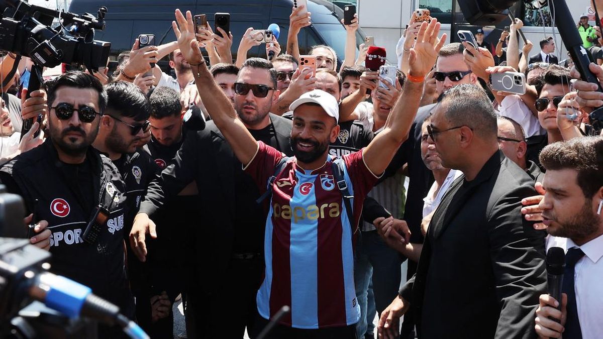 FOTO: Ribuan Suporter Trabzonspor Sambut Kedatangan Salah